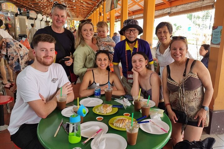 Small Group: Michelin and Local Hawker Food Tour with 9 tastings